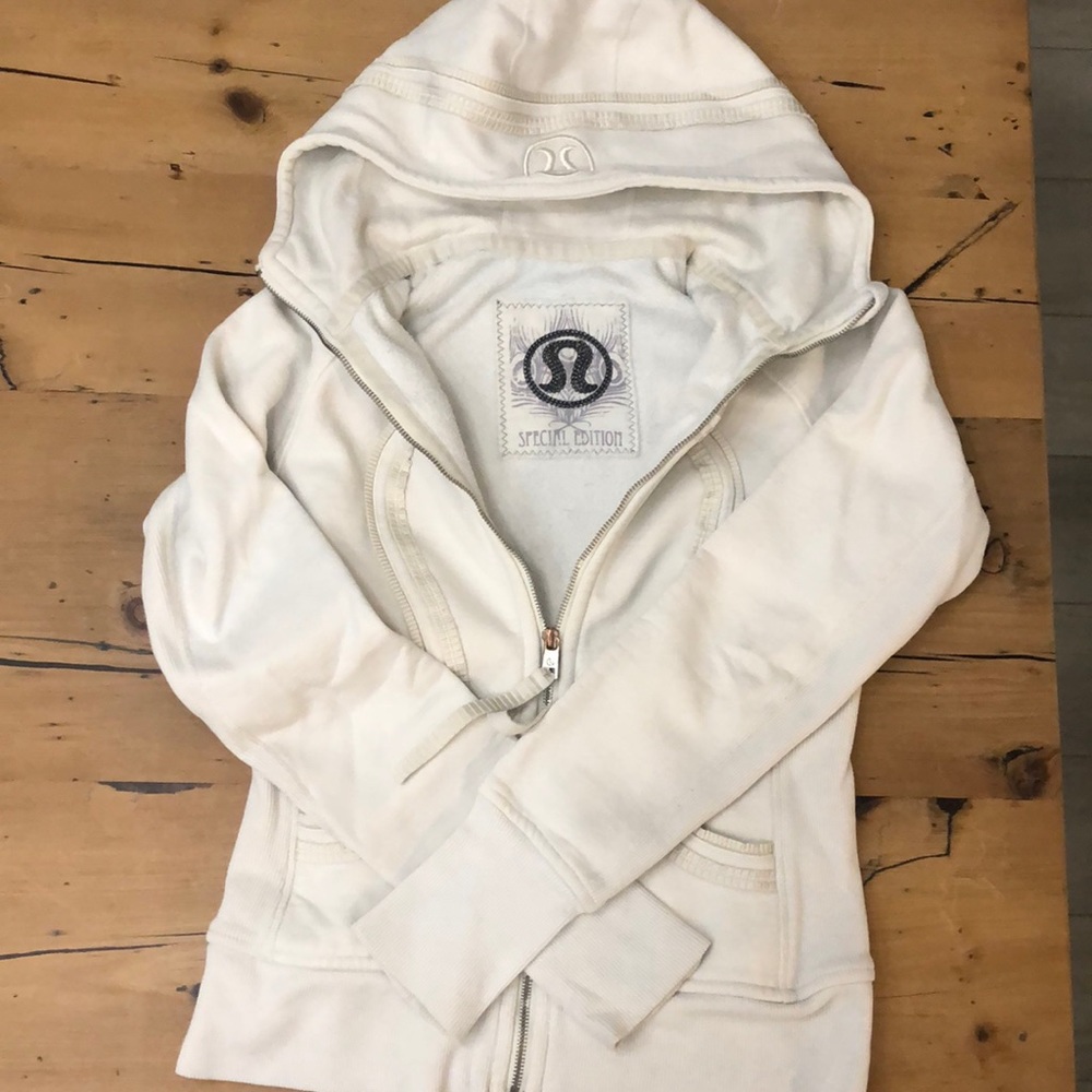 LULU LEMON ZIP UP